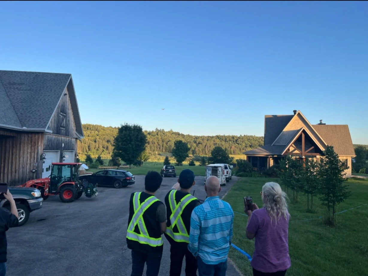 A field visit and technical exchange at a Quebec orchard.